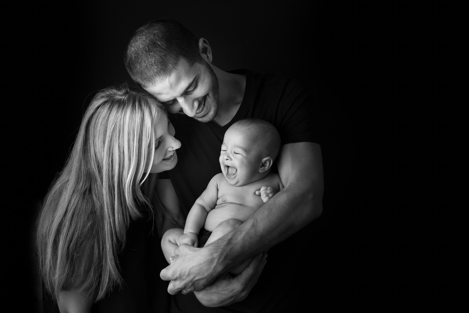 Familia con bebé en blanco y negro