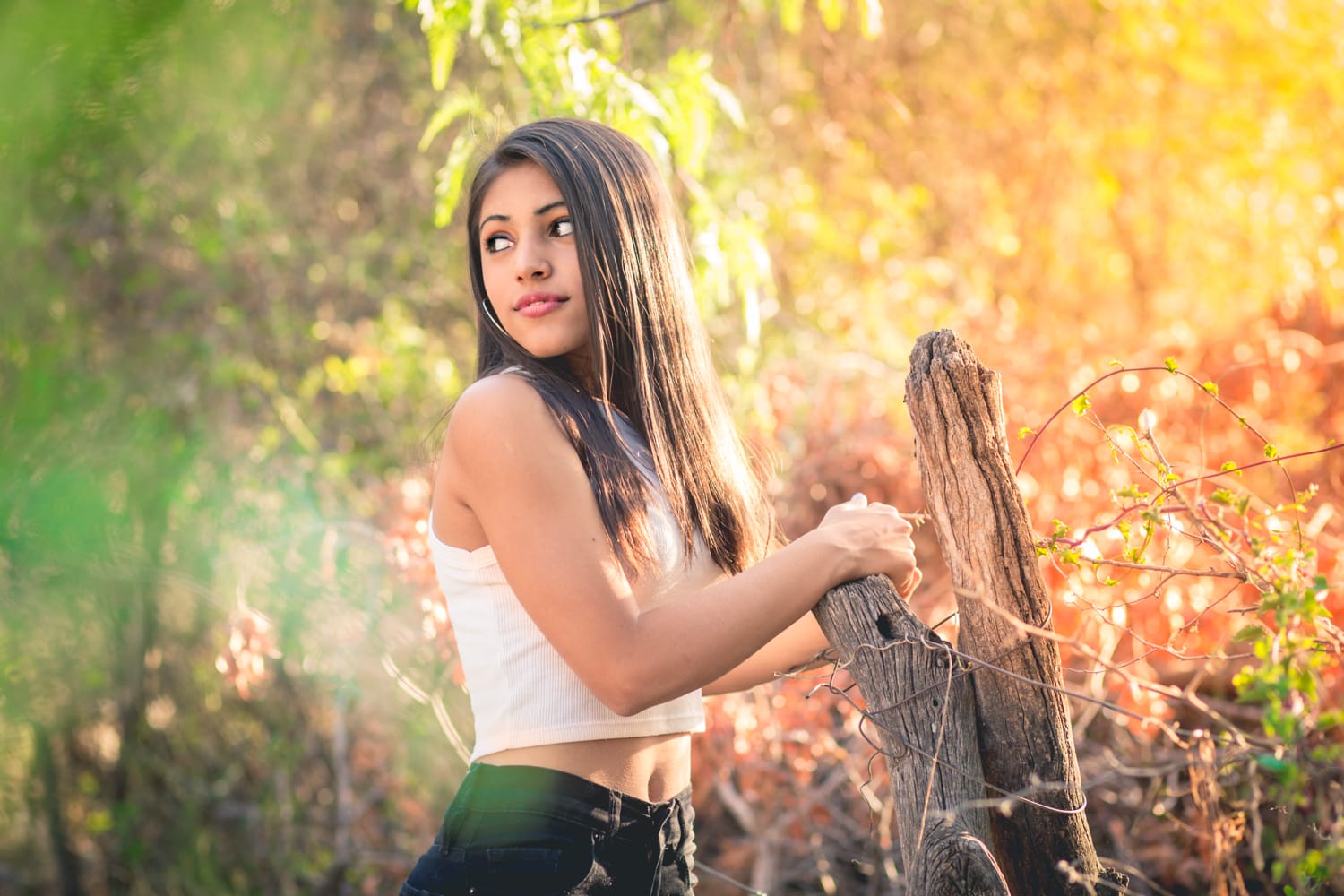 Niña adolescente en el bosque