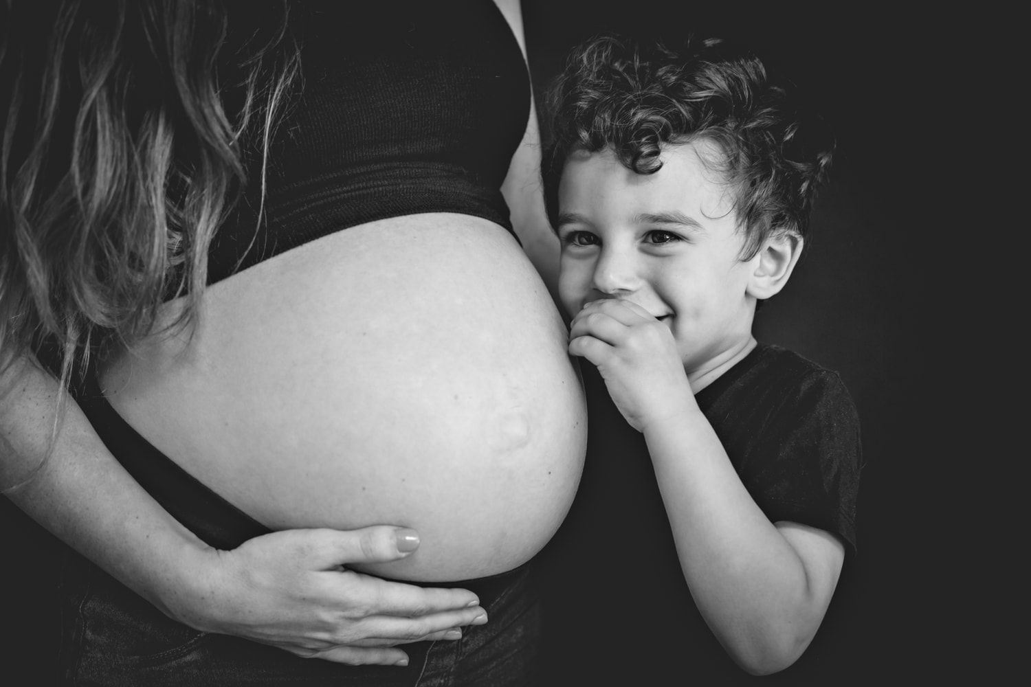 Niño con mamá embarazada