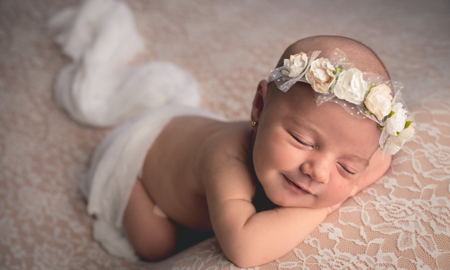Newborn - Bebé sonriendo mientras duerme