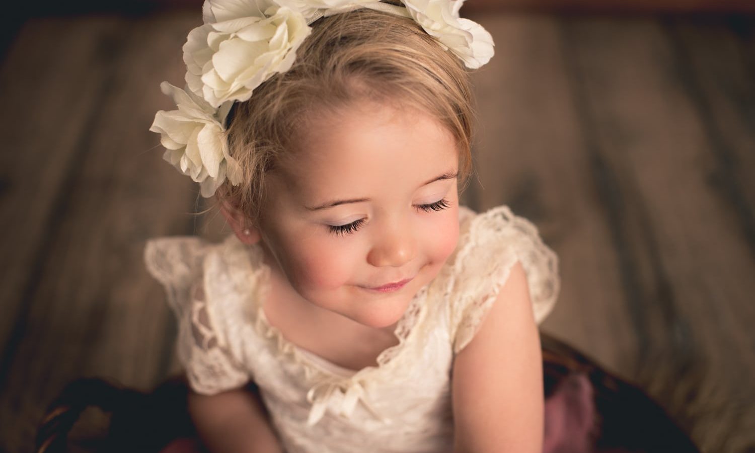 Niña pequeña con flores en el pelo y vestido